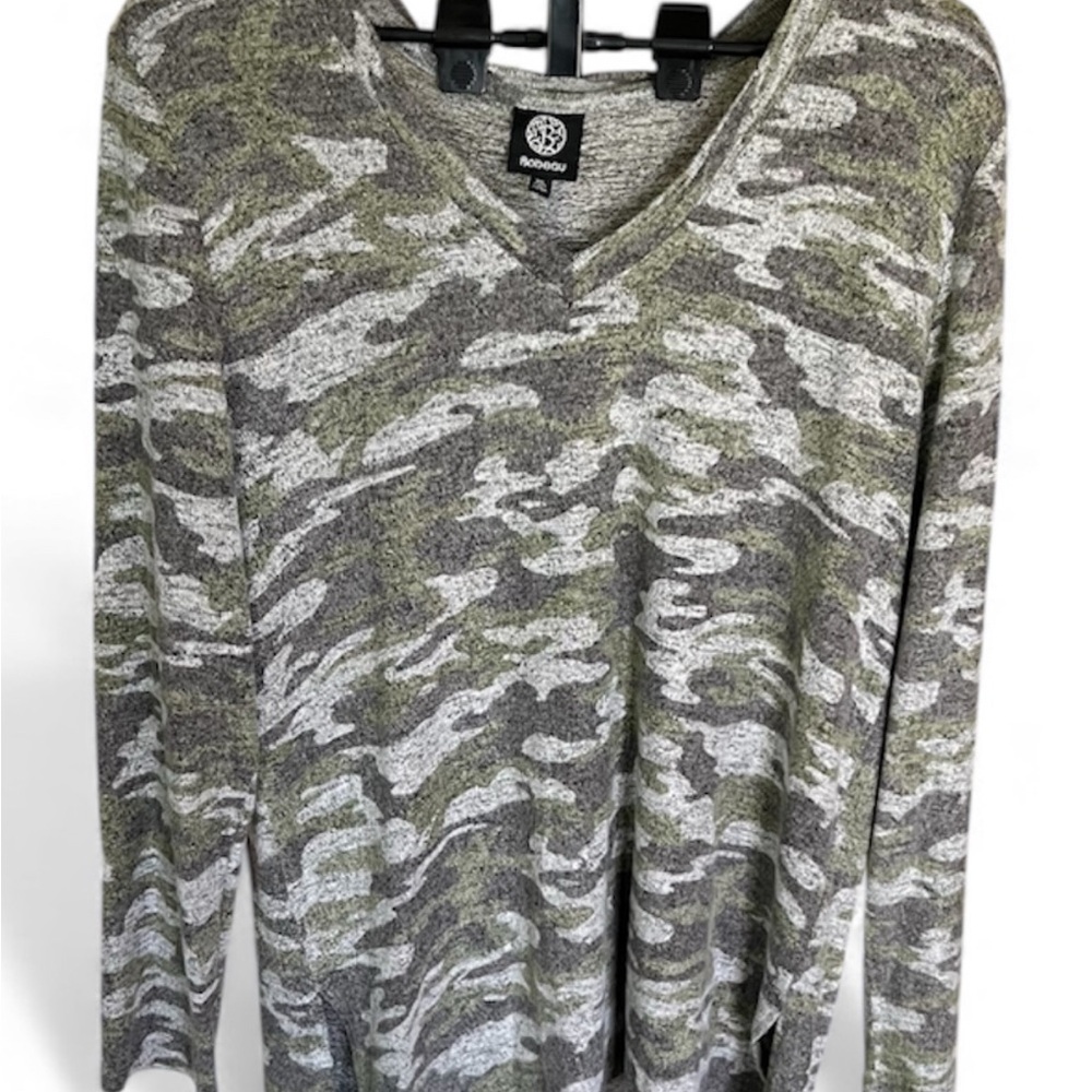 Bobeau Green and Gray Camo Long Sleeve Top